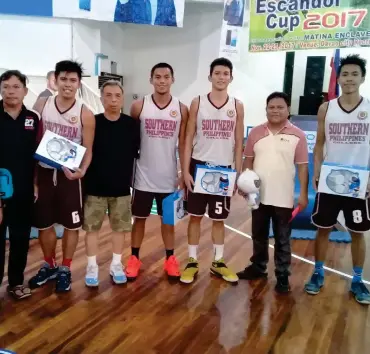  ?? (JAIME A. FRIAS II) ?? THE SPC Sharks of coach Rey Dangcal dominate the eliminatio­n round without a single defeat en route to a titular win.