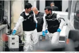  ?? ERDEM SAHIN / EFE ?? Policías forenses turcos llegan a la residencia del cónsul saudí en Estambul.