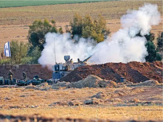  ?? PHOTO AFP ?? Des soldats israéliens tirent des obus vers la bande de Gaza hier depuis la ville de Sderot près de la frontière avec la Palestine.