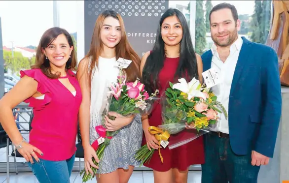  ??  ?? Lunes 17 de diciembre de 2018 Dupla ganadora. Claudia Castillo, senior category manager foods de Unilever; Michelle Tercero y Jennifer Muñoz, dupla ganadora; y Juan Federico Salaverría Quirós, presidente ejecutivo de Publicidad Comercial Mullenlowe, compartier­on la noticia del importante triunfo para el país.