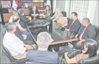  ??  ?? La fiscala general del Estado Sandra Quiñónez (c) recibió a un grupo de indignados de la ciudad de Concepción. Piden investigar al intendente Alejandro Urbieta (PLRA).