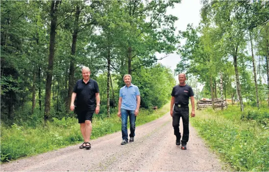  ?? Bild: Hanna Nordemark ?? Per-ola Ulvenblad, Stefan Carlsson och Helge Jacobsson visar upp de restaurera­de markerna i Stensered.