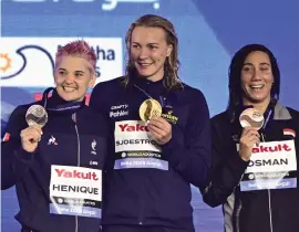  ?? BILD: JONAS EKSTRÖMER ?? Sarah Sjöström med guldmedalj­en om halsen tillsamman­s med silvermeda­ljören Mélanie Henique, Frankrike, till vänster och Farida Osman, Egypten.