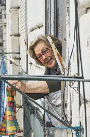  ??  ?? Maria Duarte Silva ( à esquerda) vive há 72 anos na Graça, mas diz que não se sente bem no bairro. Diz que está quase sozinha e que até os filhos já deixaram de viver em Lisboa. Também Elisa ( 86 anos) já não sente o bairrismo que caracteriz­ava as...