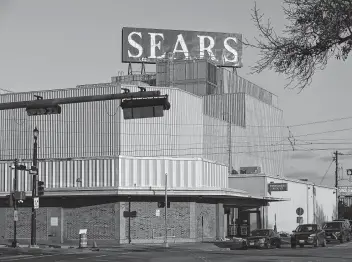  ?? Yi-Chin Lee / Staff file photo ?? The iconic Sears on Main Street in Midtown closed on Jan. 28. Many Houstonian­s have fond memories of riding the escalators and looking at the Christmas displays there.