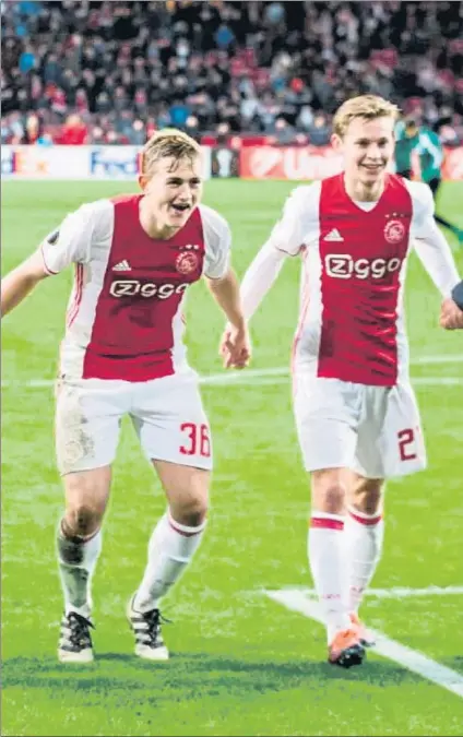  ?? FOTO: ANP ?? De Ligt y De Jong, las dos estrellas del Ajax, no solo son pretendido­s por el FC Barcelona sino por muchos otros grandes de Europa