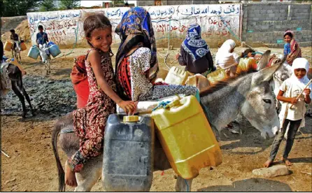  ??  ?? اطفال يمنيون في محافظة حجة فوق ظهور حميرهم في طريقهم للتزود بالمياه التي لا تصل الى منازلهم