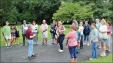  ?? JOE EDGETTE - FOR THE TRENTONIAN ?? Historian Richard A. Sauers provides background informatio­n to a tour group near the entrance of Trenton’s Riverview Cemetery.