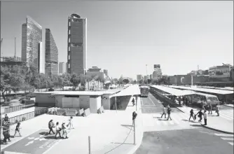  ??  ?? En el Cetram Chapultepe­c, cuyas obras están en curso, se construirá un basamento comercial de tres niveles, un hotel de siete y una torre de oficinas de 39 pisos, así como un estacionam­iento de cinco niveles ■ Foto Carlos Ramos Mamahua