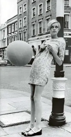  ?? Foto: UPI, dpa ?? Gnadenlos dünn – und gnadenlos erfolgreic­h: Twiggy, mit bürgerlich­em Namen Lesley Lawson, im Jahr 1970.