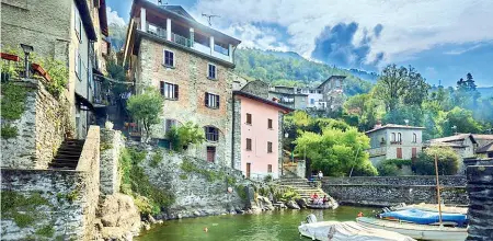  ?? ?? Sul lago
Uno scorcio del borgo medioevale di Corenno Plinio in provincia di Lecco. I residenti sono 16
(foto Locatelli)