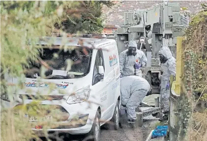  ?? AP ?? Expertos. La policía científica británica recoge evidencias en Winterslow, un barrio de Salisbury.