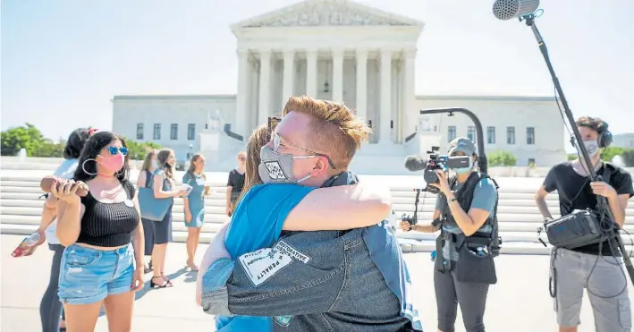  ?? EFE ?? Júbilo. Simpatizan­tes de grupos proabortis­tas celebran ante el edificio de la Corte Suprema en Washington, ayer al mediodía, tras conocerse la trascenden­te decisión judicial.