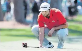  ?? FOTO: EFE ?? Jon Rahm estudia la línea de putt en el hoyo 7 en la última jornada