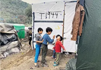  ??  ?? Sieben von zehn Kindern im Camp Moria, in den Olivenhain­en unweit der Stadt Mytilini, sind unter zwölf Jahre alt. 42 Prozent der Menschen sind minderjähr­ig.