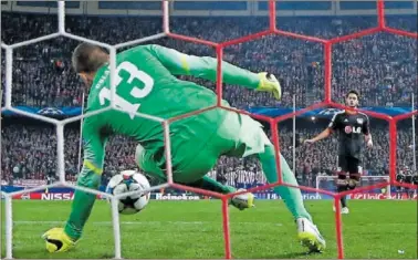  ?? ?? Oblak le detiene el primer lanzamient­o del Leverkusen a Çalhanoglu.