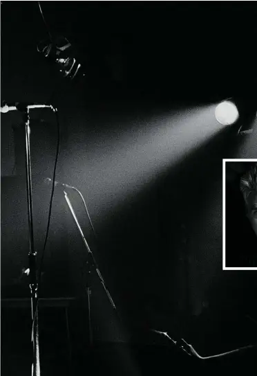  ?? DANIEL MEADOWS ?? Bernard Sumner en primer plano y, al fondo, Ian Curtis desplegand­o su baile caracterís­tico, medio poseído, durante un concierto en el New Orborne Club en 1980