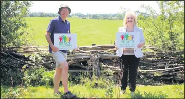  ??  ?? ■ Borough councillor, Coun Debbie Mason, met Trevor Griffiths from Rushcliffe Ramblers to hear more about their plans with the Reach Rushcliffe funding.