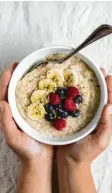  ?? Foto: lukesw, Adobe Stock ?? Porridge ist gesund und ganz einfach selbst zu machen.