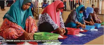  ??  ?? GOLONGAN wanita mengambil bahagian mengukur kelapa.