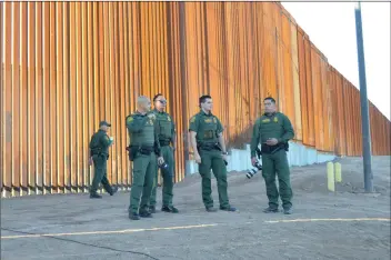  ?? JULIO MORALES FILE PHOTO ?? el Centro sector border Patrol agents gather near the internatio­nal barrier in Calexico on oct. 26 during a visit by u.s. Department of Homeland security secretary Kirstjen Nielsen.