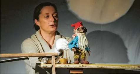  ?? Foto: Anja Fischer ?? Angelika Jedelhause­r brachte in Bobingen die Astrid-Lindgren-Figur „Tomte Tummetott“auf die Bühne des Puppenthea­ters. Das Wichtelmän­nchen ließ die Kinder an seinen Abenteuern teilhaben.