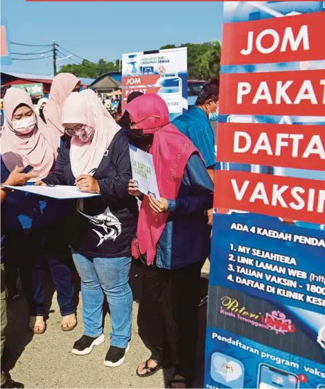  ?? PIC BY GHAZALI KORI ?? People signing up for Covid-19 vaccinatio­n at Pasar Borong Wakaf Mempelam in Kuala Terengganu yesterday.