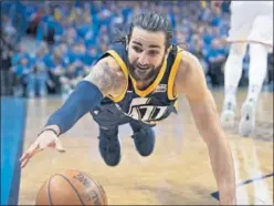  ??  ?? INTENSIDAD. Ricky Rubio se tira al suelo a por un balón.