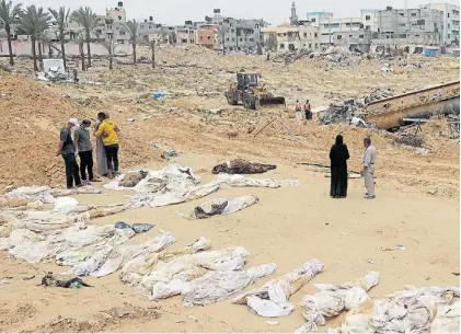  ?? AFP ?? Espanto. Parte de los cadáveres exhumados de las fosas en Jan Yunis, en el hospital Naser de Gaza.