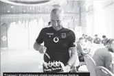  ??  ?? Trajneri i Kombëtares gjatë momenteve festive pas drekës së djeshme në Turqi, për 74 vjetorin e tij