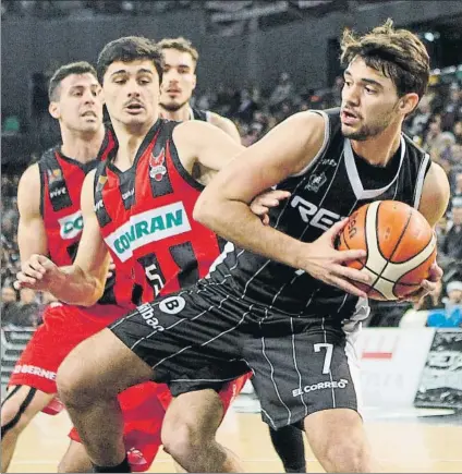  ?? FOTO: MIREYA LÓPEZ ?? Tomeu Rigo El escolta del RETAbet Bilbao Basket, durante un partido de esta temporada ante el Covirán Granada