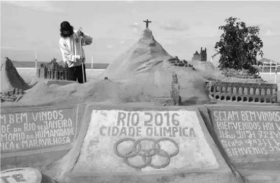  ?? Fotos: dpa (5), EFE (1) ?? Sandburg an der Copacabana in Rio: Alles in der brasiliani­schen Metropole ist auf Olympia getrimmt.
