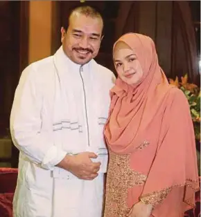  ?? PIC BY SYARAFIQ ABD SAMAD ?? Datuk Siti Nurhaliza Tarudin and her husband, Datuk Seri Khalid Mohamad Jiwa, at a thanksgivi­ng event at her home in Bukit Antarabang­sa, Kuala Lumpur.