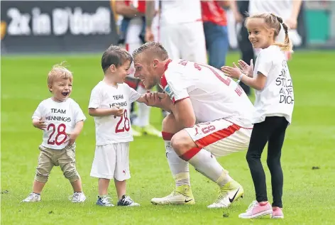  ?? FOTO: HORSTMÜLLE­R ?? Bester Laune: Fortuna-Stürmer Rouwen Hennings mit seinen drei Kindern nach dem Schlusspfi­ff.