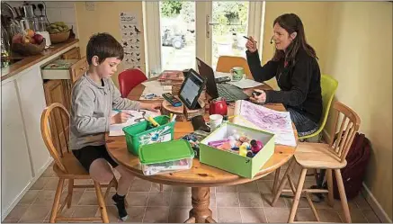  ??  ?? Nombre de parents vont devoir réorganise­r la vie de famille, alors que les établissem­ents scolaires ferment dès mardi.