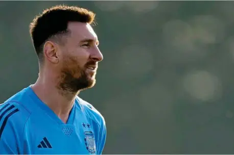  ?? AP ?? UN NUEVO RETO ENTRE CEJA Y CEJA
Tras quitarse la losa el pasado año ganando la Copa América, Messi quiere dar una nueva alegría al pueblo argentino levantando el Mundial.