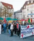  ?? Foto: Peter Fastl ?? Rund 250 Menschen kamen zur Demo in Augsburg.