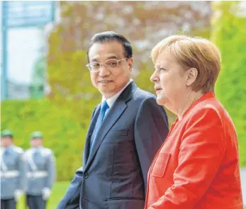  ?? FOTO: IMAGO ?? Deutsch-chinesisch­e Harmonie im Zeichen des Trumpismus: Ministerpr­äsident Li Keqiang und Bundeskanz­lerin Angela Merkel (CDU) .