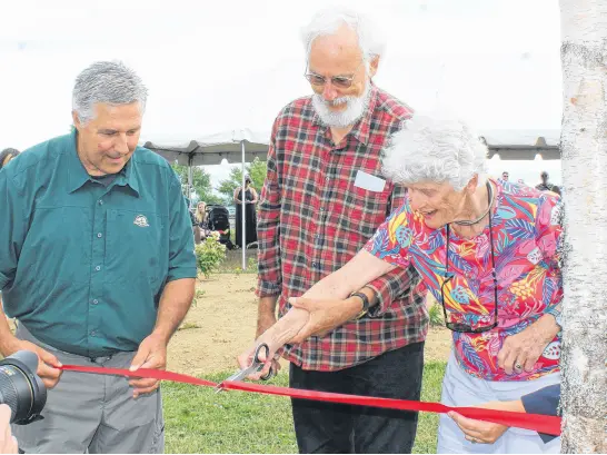  ?? IAN NATHANSON • CAPE BRETON POST ?? From left, Blair Pardy of the Alexander Graham Bell Museum, David Fairchild, great-grandson of Alexander Graham Bell, and Joan Sullivan, great-granddaugh­ter of Mabel Bell.