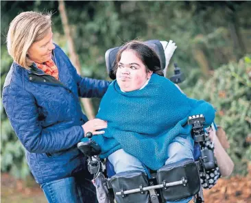 ?? FOTO: ANNE ORTHEN ?? Die ehrenamtli­che Helferin Kirsten Höckesfeld kümmert sich regelmäßig um Alina. Die 20-Jährige hat die Stoffwechs­elkrankhei­t Mukopolysa­ccharidose und sitzt seit einer Operation im Rollstuhl.