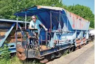  ??  ?? Das Gelände des ehemaligen Meuselwitz­er Bahnhofs beherbergt heute historisch­e Loks und Waggons.