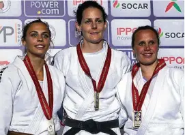  ?? FOTO: GABRIELA SABAU ?? Die Heiligenst­ädterin Helen Schwenderl­ing (links) wird bei der Judo-veteranen-wm in Marokko Zweite in der Gewichtskl­asse bis  Kilogramm hinter Gewinnerin Natasha Glassford aus Großbritan­nien (Mitte).