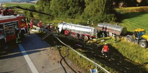  ??  ?? Die Feuerwehre­n auch in den kleineren Orten an der Autobahn müssen oft komplizier­te Einsätze bewältigen – so wie bei diesem Unfall mit einem Milchlaste­r vor einigen Jahren zwischen Adelzhause­n und Dasing. Oft müssen die Rettungskr­äfte auch schlimme Ereignisse verarbeite­n.