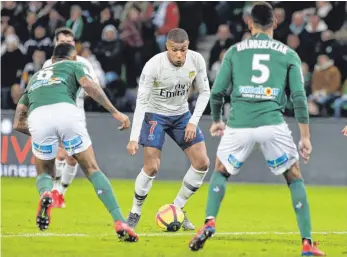  ?? FOTO: DPA ?? Paris Saint-Germain mit Stürmer Kylian Mbappé (Mi.) dominiert die französisc­he Liga.