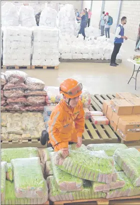  ??  ?? Centro de acopio en Cúcuta (Colombia), frontera con Venezuela, donde ingresa la ayuda humanitari­a enviada por la comunidad internacio­nal.