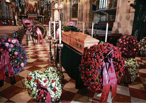  ?? FOTO: IMAGO ?? Aufgebahrt im Wiener Stephansdo­m: Niki LaudasSarg inmitten von Blumenkrän­zen.