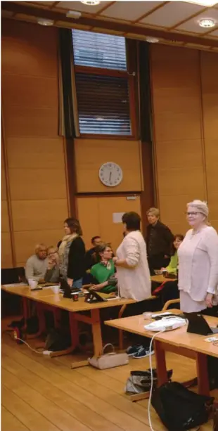  ??  ?? NEI: Et overvelden­de flertall sa tirsdag kveld nei til å anmelde innkjøpssa­ken til politiet. De som står her stemmer for ordfører Kjetil Glimsdals forslag om at denne delen av innkjøpssa­ken nå avsluttes.