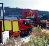  ?? (Photo M. G.) ?? Une fois l’incendie maîtrisé, les pompiers devaient s’assurer qu’aucun autre point chaud ne couvait à l’intérieur du magasin.