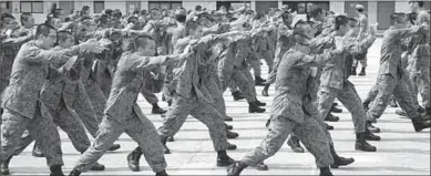  ??  ?? Singaporea­n national service recruits participat­e in a training exercise. (Photo: AFP)