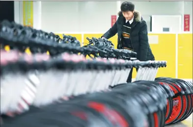  ?? PENG BIN / FOR CHINA DAILY ?? A worker at a Mobike factory in Hengyang, Hunan province.